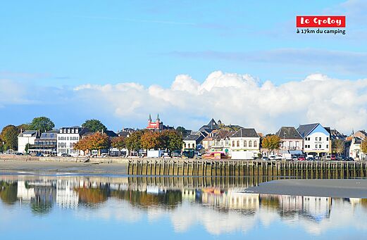 Le Crotoy, charmante ville portuaire avec ses maisons colorées et reflets sur l'eau.