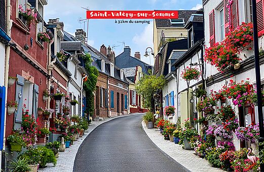 Rue fleurie pittoresque � Saint-Val�ry-sur-Somme, lieu � visiter pr�s du camping.
