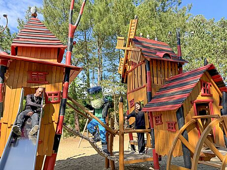 Gro�er Holzspielplatz auf dem Campingplatz CAPFUN Dune Fleurie in Quend Plage.