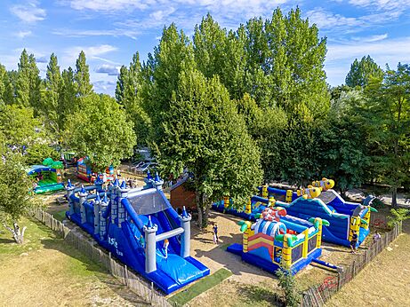 Jeux gonflables géants et toboggans pour enfants au camping CAPFUN Dune Fleurie.