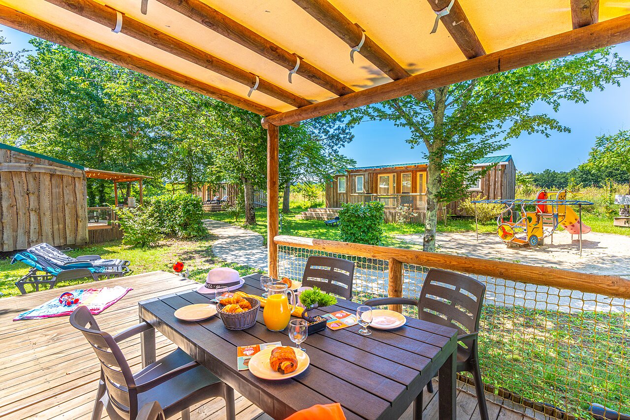 Terraza de mobil-home con desayuno, parque infantil en CAPFUN Duravel (46).