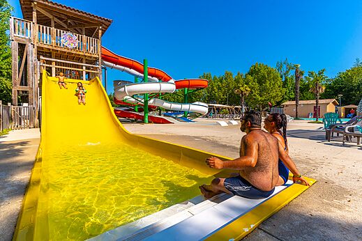 Wasserrutschen und Kinderbecken auf dem Campingplatz CAPFUN Duravel in Duravel (46).