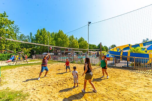 Familie speelt beachvolleybal op zandveld op camping CAPFUN Duravel in Duravel (46).
