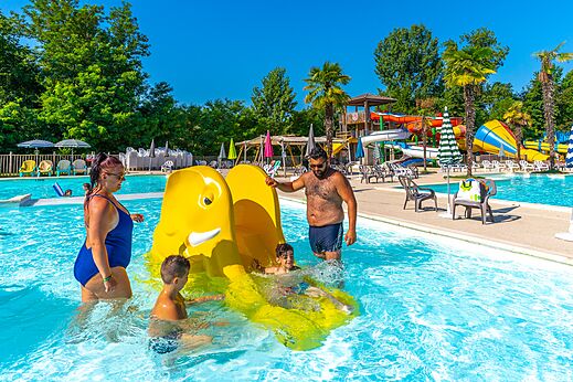 Olifantenglijbaan en familiezwembad op camping CAPFUN Duravel in Duravel (46).