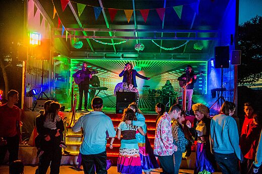 Muziekshow met zanger en muzikanten op podium, publiek op camping CAPFUN Duravel in Duravel (46).
