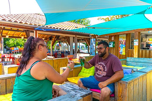 Koppel proostend op barterras camping CAPFUN Duravel, Duravel (46).