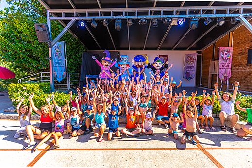 Kinderanimatie met mascottes op podium op camping CAPFUN Duravel in Duravel (46).