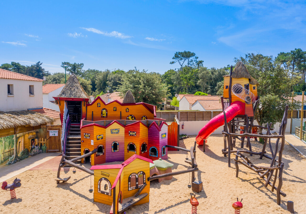 Riesenrutsche, bunter Spielplatz, Spielh�user auf dem Campingplatz CAPFUN Ecureuils in JARD SUR MER (85).