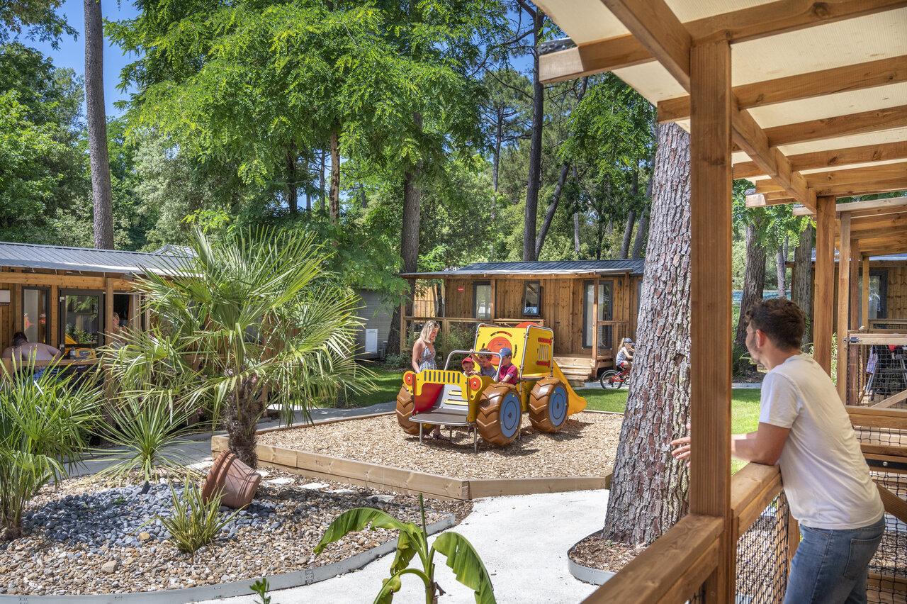 Holz-Mobilheime und Kinderspielplatz auf Campingplatz CAPFUN Ecureuils JARD SUR MER (85).