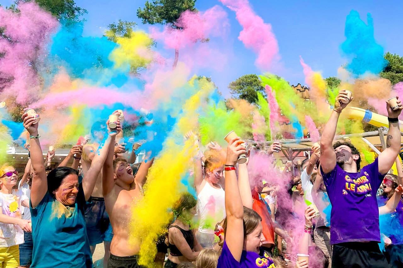 Bunte Animation Holi-Pulver, fr�hliche Teilnehmer auf dem Camping CAPFUN Ecureuils in JARD SUR MER (85).