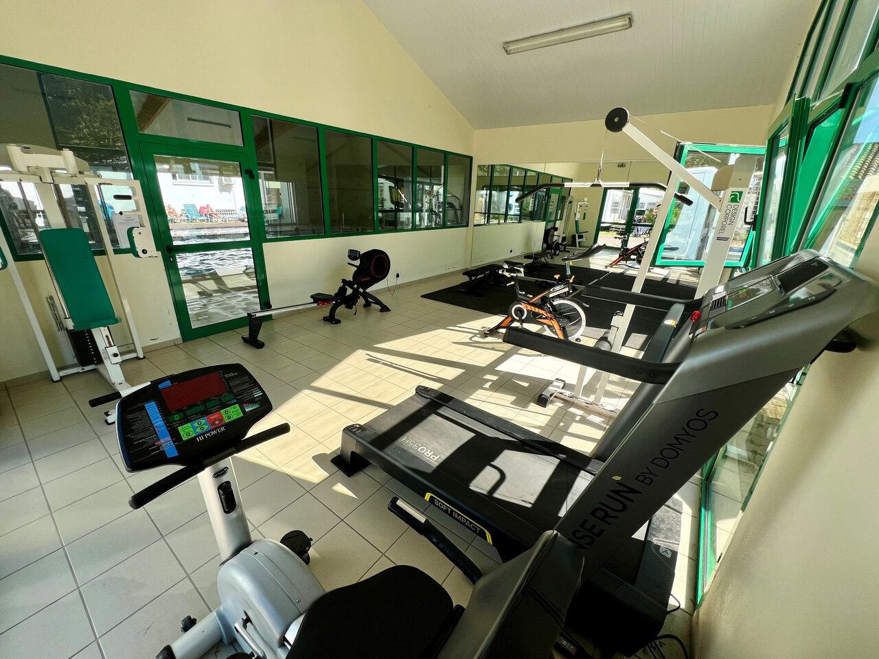 Kompletter Fitnessraum, Poolblick, CAPFUN Ecureuils JARD SUR MER (85).