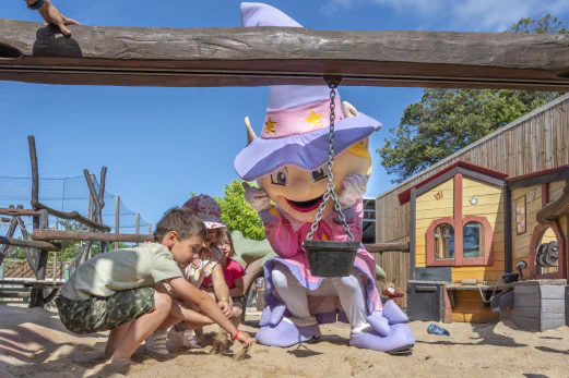 Mascotte et enfants jouent dans l'aire de jeux au camping CAPFUN Ecureuils � JARD SUR MER.