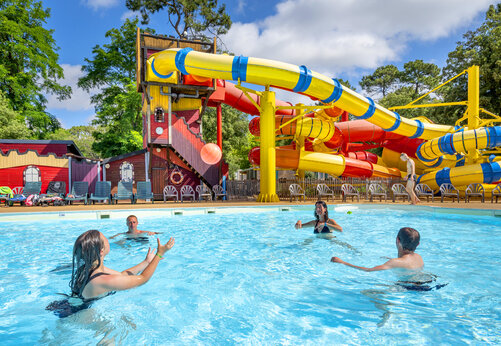 Au�enpool mit riesigen Wasserrutschen auf dem Campingplatz CAPFUN Ecureuils in JARD SUR MER (85).