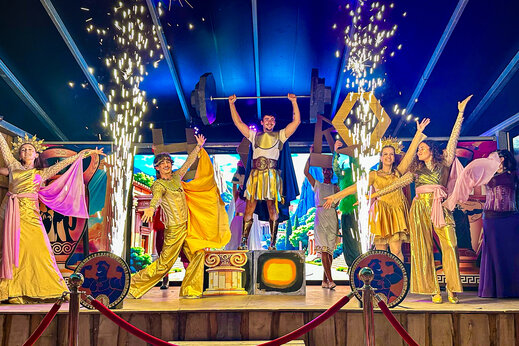 Animationsshow mit kost�mierten K�nstlern und pyrotechnischen Effekten auf dem Campingplatz CAPFUN Ecureuils in JARD SUR MER (85).