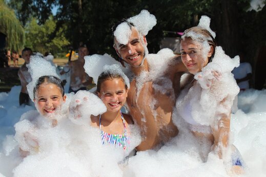 G�ste genie�en Schaumparty-Animation auf dem Campingplatz CAPFUN Ecureuils in JARD SUR MER (85).