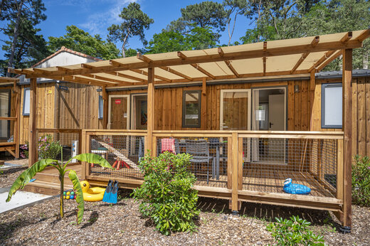 Holz-Mobilheim mit �berdachter Terrasse auf dem Campingplatz CAPFUN Ecureuils in JARD SUR MER (85).