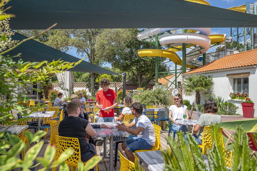 Belebte Restaurantterrasse mit G�sten und Kellner im Camping CAPFUN Ecureuils in JARD SUR MER (85).
