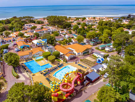 Wasserpark, Rutschen, Luftaufnahme auf dem Campingplatz CAPFUN Ecureuils in JARD SUR MER (85).