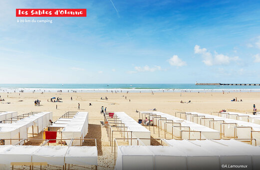 Strand von Les Sables d'Olonne mit Strandkabinen und Badeg�sten, Vend�e.