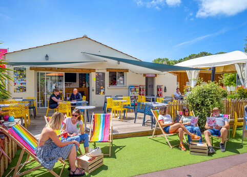 Bar und sonnige Terrasse auf dem Campingplatz CAPFUN Ecureuils in JARD SUR MER (85).