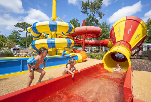 Bunte Wasserrutschen f�r Kinder auf dem Campingplatz CAPFUN Ecureuils JARD SUR MER (85).
