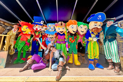 Maskottchen und verkleidete Animateure auf der B�hne f�r eine Show auf dem Campingplatz CAPFUN Ecureuils in JARD SUR MER (85).