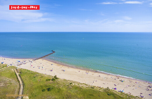 Feiner Sandstrand und Meer in Jard-sur-Mer, Vend�e, Luftaufnahme.