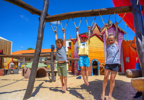 Kinder an h�lzernen Kletterger�ten auf Campingplatz CAPFUN Ecureuils in JARD SUR MER (85).