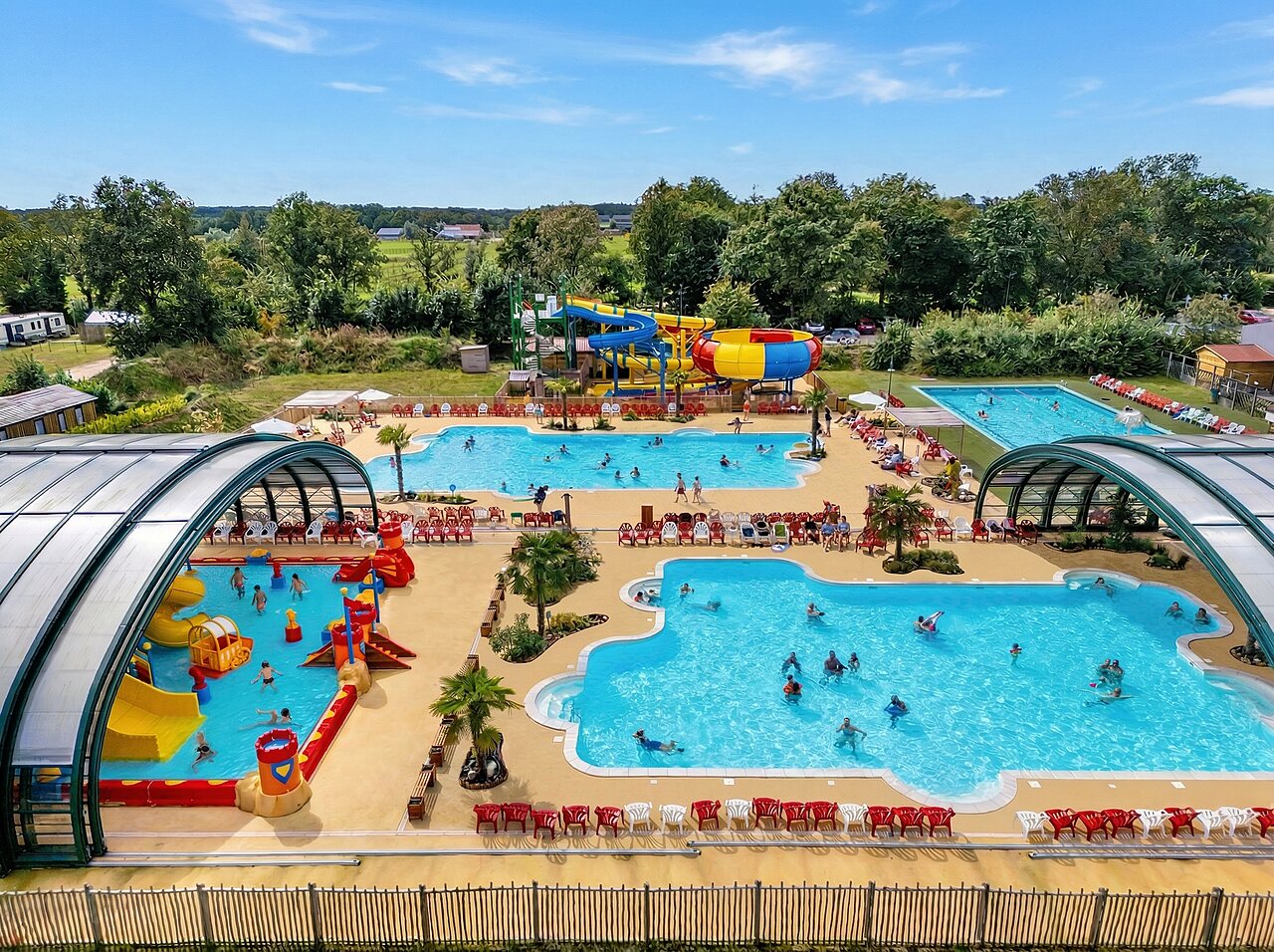 Gro�er Wasserpark mit Pools, Rutschen und Wasserspielen auf dem Campingplatz CAPFUN Eibernest in Eibergen.