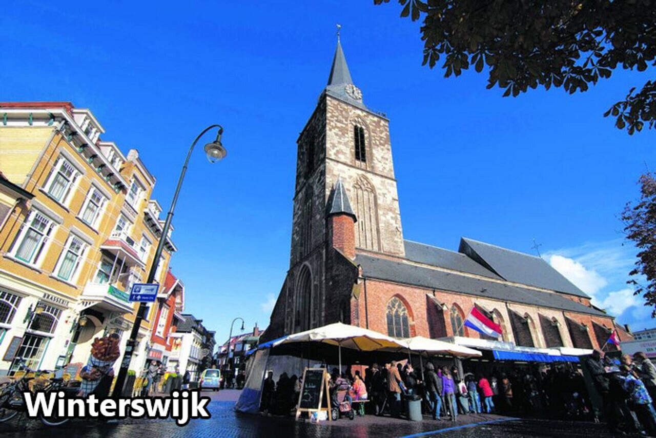 Jacobskirche und belebter Markt auf dem Platz von Winterswijk, Niederlande.