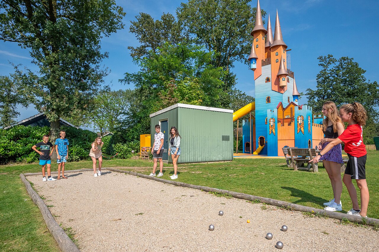 Boccia und Spielschloss f�r Kinder auf CAPFUN Eibernest, Eibergen.