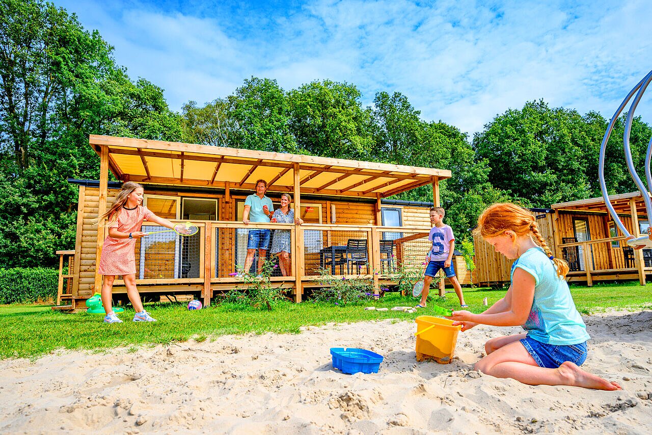 Kinder spielen Badminton und Sand auf Camping CAPFUN Eibernest in Eibergen.