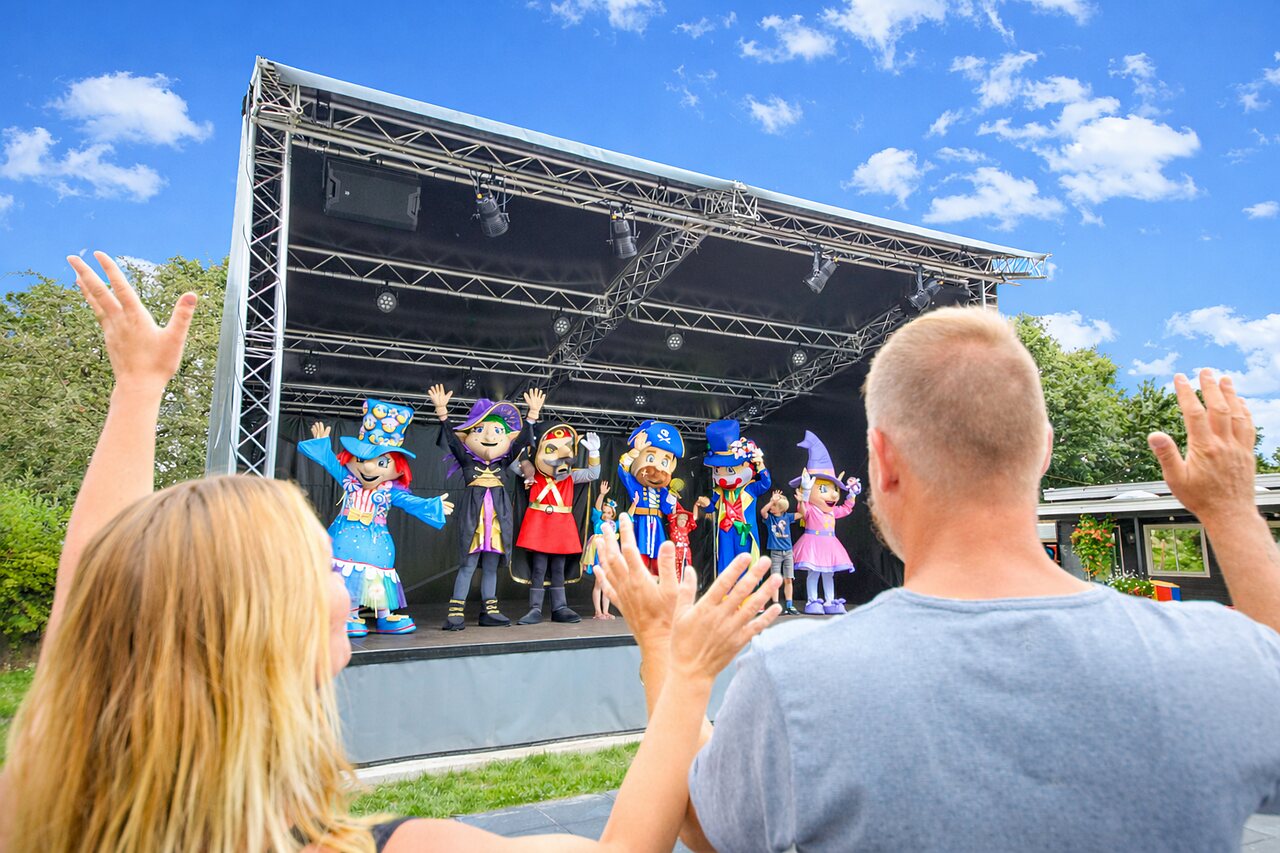 Bunte Maskottchen auf Au�enb�hne, Animationsshow auf dem Campingplatz CAPFUN Eibernest in Eibergen.