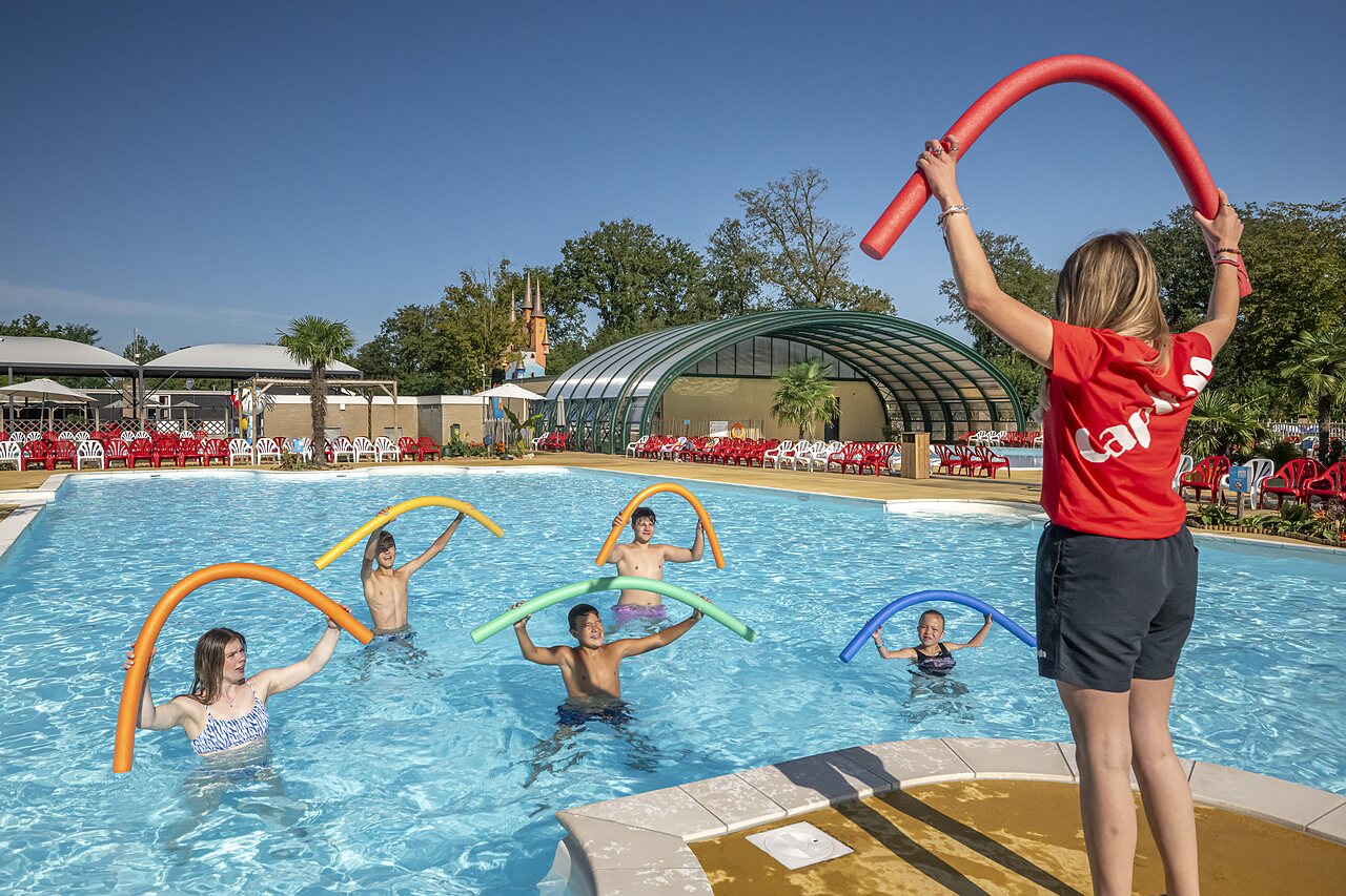 Wasseranimation mit Kindern und Animateur im Pool auf dem Campingplatz CAPFUN Eibernest in Eibergen.