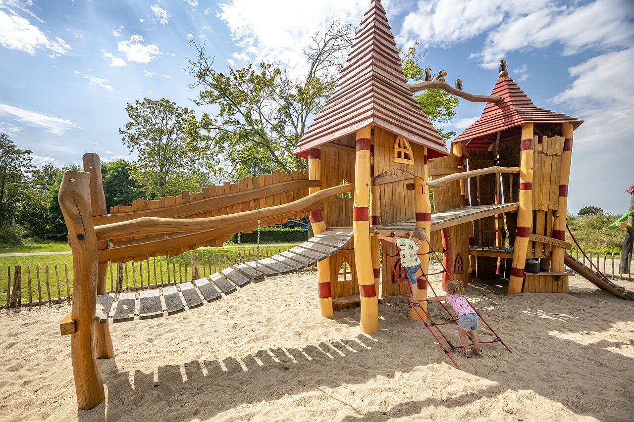 Holzspielplatz, Br�cken und Kletternetze auf dem Campingplatz CAPFUN Eibernest in Eibergen.