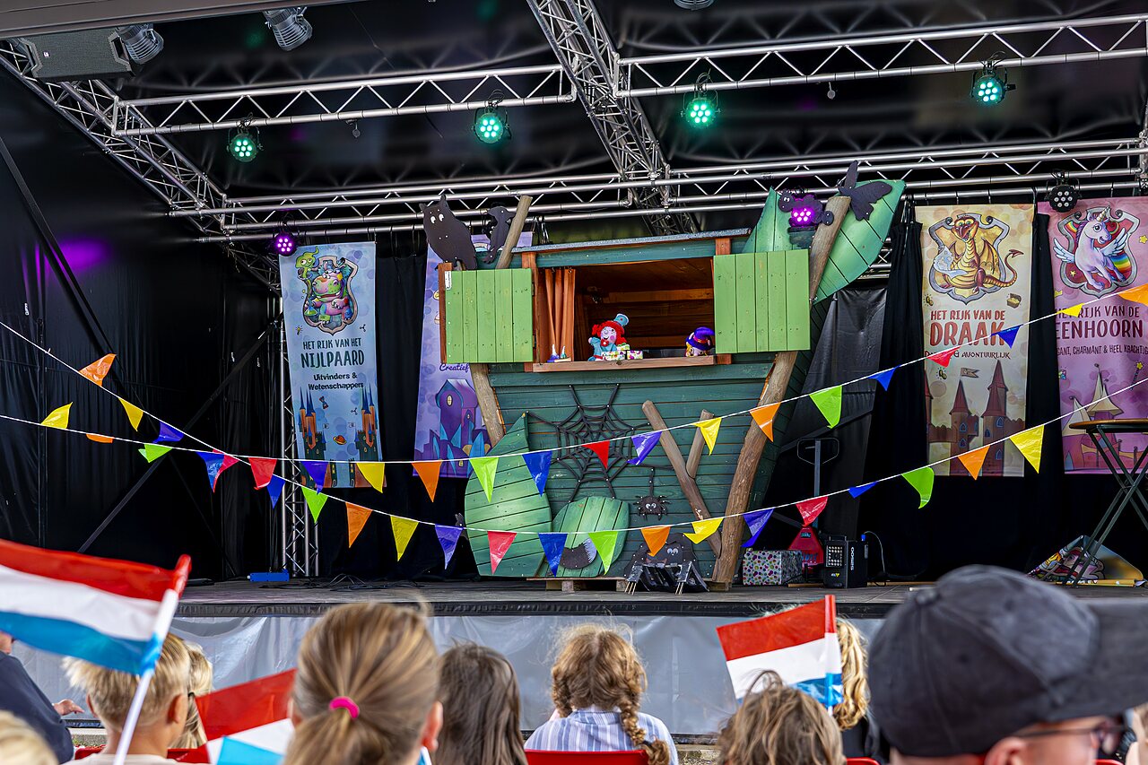 Puppentheater f�r Kinder auf B�hne des Campingplatzes CAPFUN Eibernest in Eibergen.