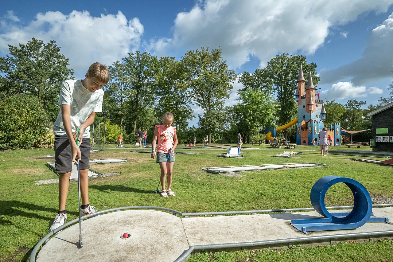 Kinder spielen Minigolf, Spielschloss auf dem Campingplatz CAPFUN Eibernest in Eibergen.