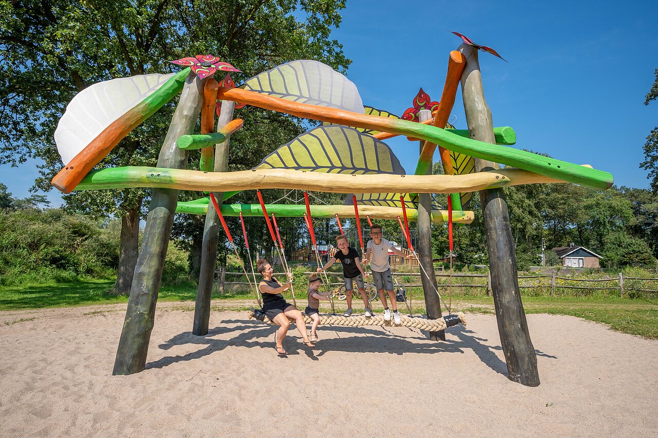 Thematische Riesenschaukel mit Kindern auf dem Campingplatz CAPFUN Eibernest in Eibergen.