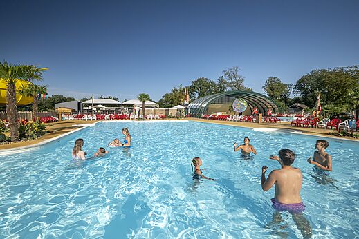 Außenpool mit Rutsche und Hallenbad auf dem Campingplatz CAPFUN Eibernest in Eibergen.