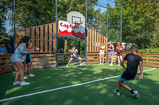 Multisportplatz mit Jugendlichen beim Basketball auf dem Campingplatz CAPFUN Eibernest in Eibergen.