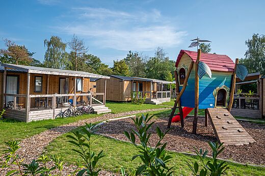 Holz-Mobilheime mit Terrassen und Spielplatz auf dem Campingplatz CAPFUN Eibernest in Eibergen.