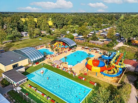 Außen- und Innenpools, Wasserrutschen auf dem Campingplatz CAPFUN Eibernest in Eibergen.