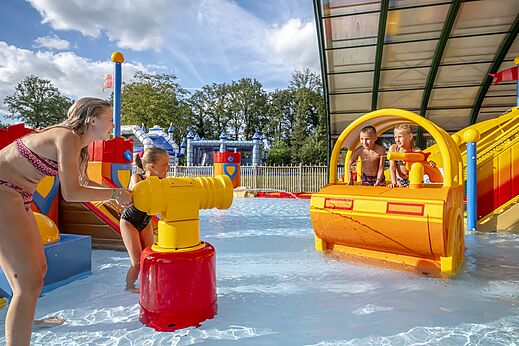 Schwimmbad mit interaktiven Wasserspielen und Kindern auf dem Campingplatz CAPFUN Eibernest in Eibergen.