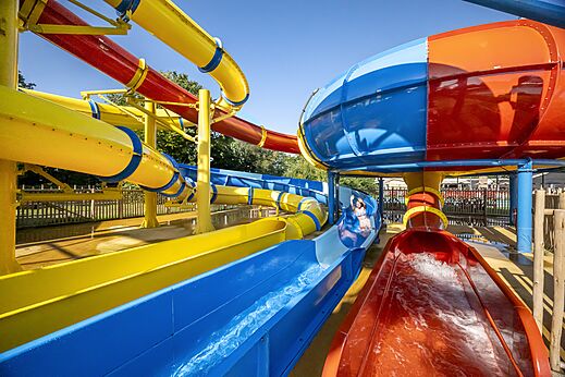 Bunte, schnelle Wasserrutschen mit Kind auf Campingplatz CAPFUN Eibernest in Eibergen.