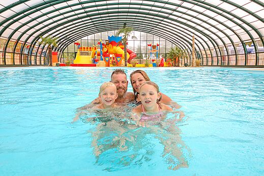 Hallenbad, Wasserspiele und Familie auf dem Campingplatz CAPFUN Eibernest in Eibergen.