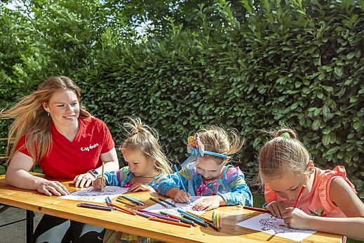 Kinder malen mit Animateurin bei einer Aktivit�t auf dem Campingplatz CAPFUN Eibernest in Eibergen.