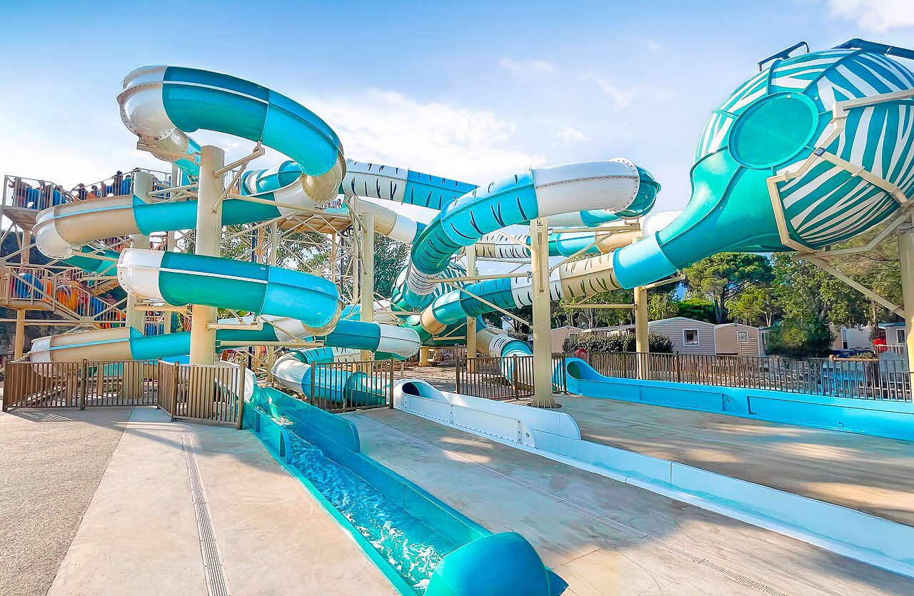 Toboggans aquatiques g�ants, parc aquatique VAGUES OCEANES Elys�e, Le Grau du Roi (30).