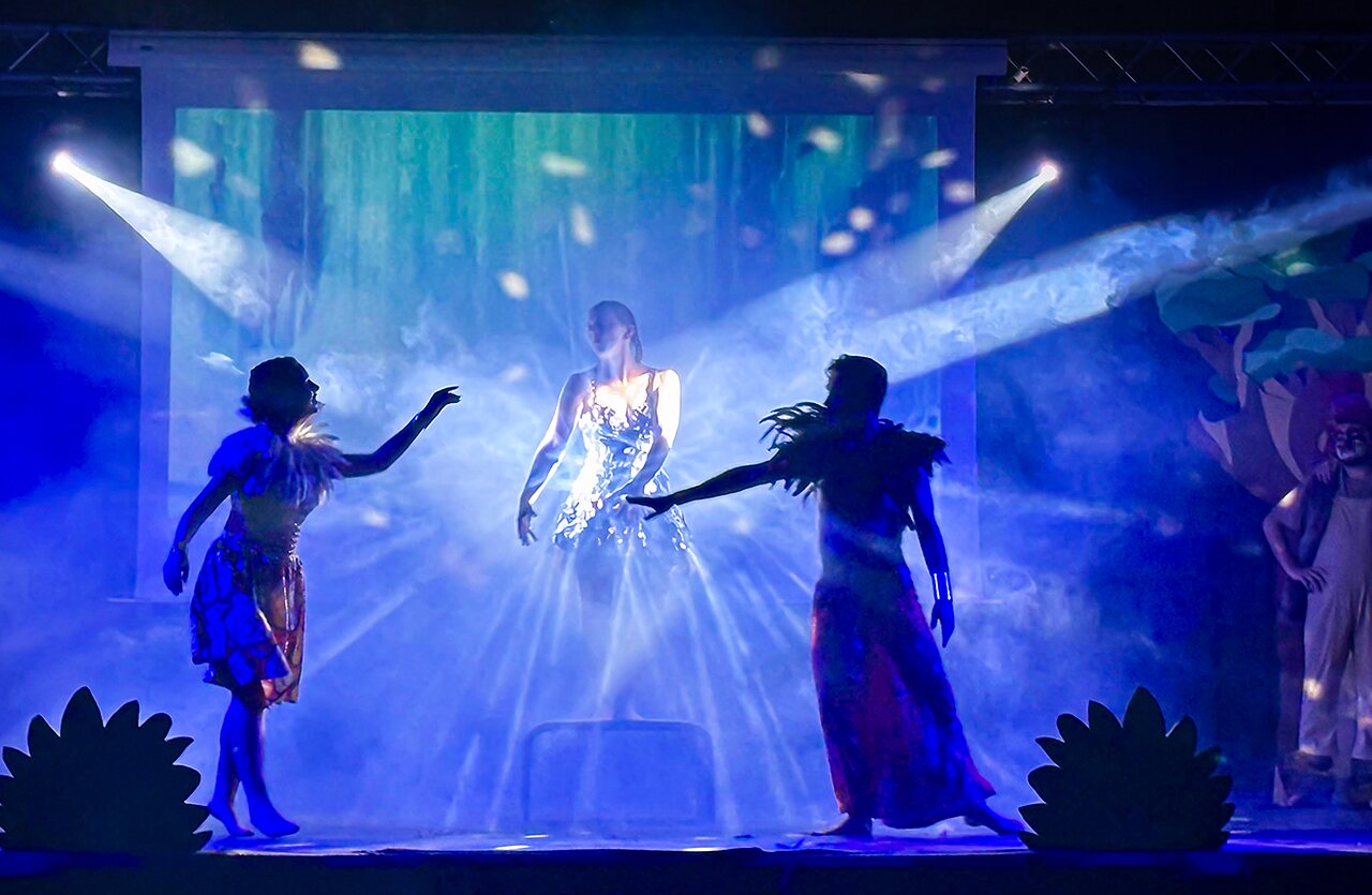 Spectacle nocturne avec artistes et lumi�res, au camping VAGUES OCEANES Elys�e.