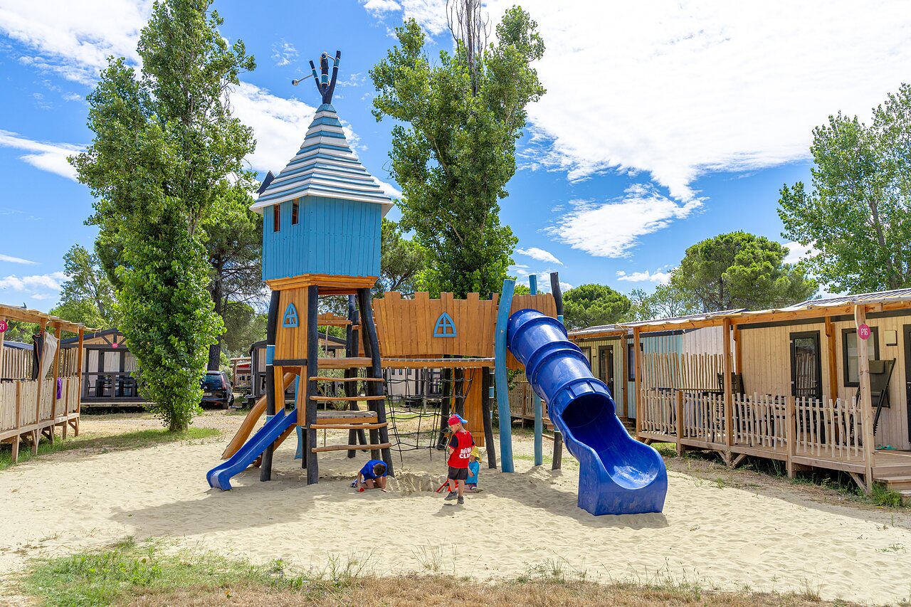 Toboggans enfants au camping VAGUES OCEANES Elys�e � Le Grau du Roi (30).