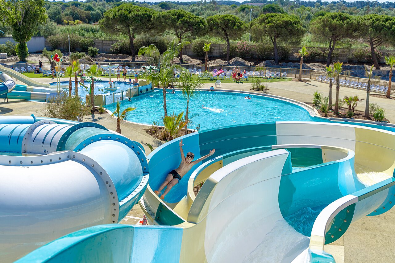 Toboggan aquatique et piscine ext�rieure au camping VAGUES OCEANES Elys�e � Le Grau du Roi (30).